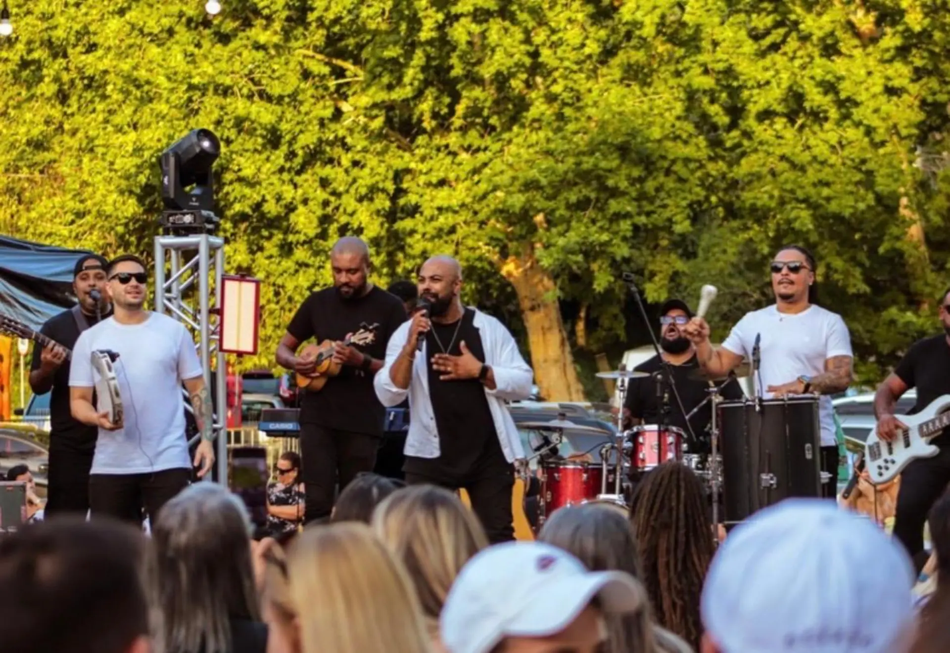 Banda completa se apresentando ao ar livre durante o dia